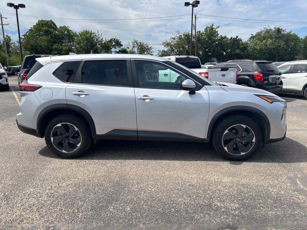 Used 2024 Nissan Rogue SV FWD image 2