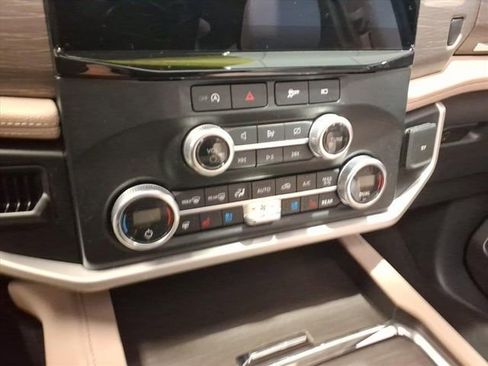 Used 2024 Ford Expedition Limited image 21