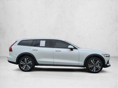 Used 2025 Volvo V60 B5 Cross Country Plus image 4