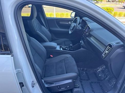 Certified 2025 Volvo XC40 B5 Plus AWD/4WD image 15