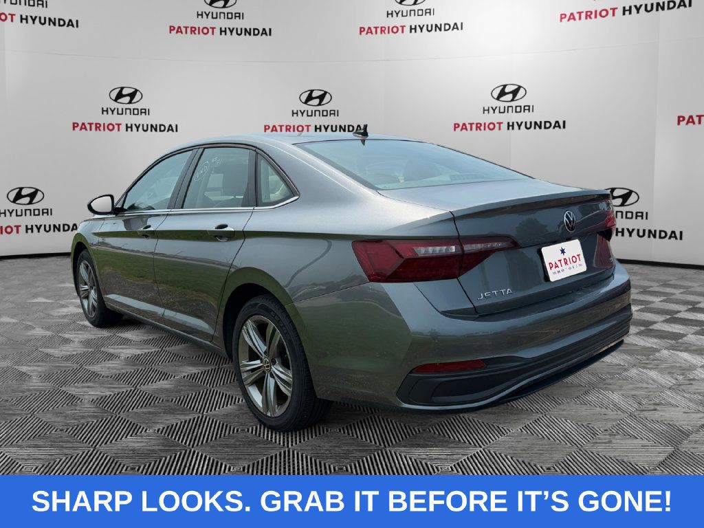 Used 2024 Volkswagen Jetta SE FWD image 5