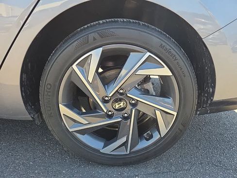 Used 2024 Hyundai Elantra SEL w/ Convenience Package image 9