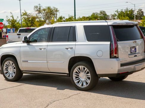 Used 2017 Cadillac Escalade Platinum AWD/4WD image 7
