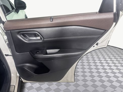 Used 2022 Nissan Rogue Platinum w/ Head-Up Display Package image 28