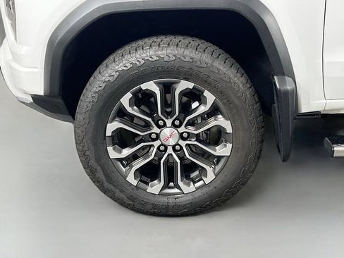 Used 2025 GMC Canyon Denali AWD/4WD image 9