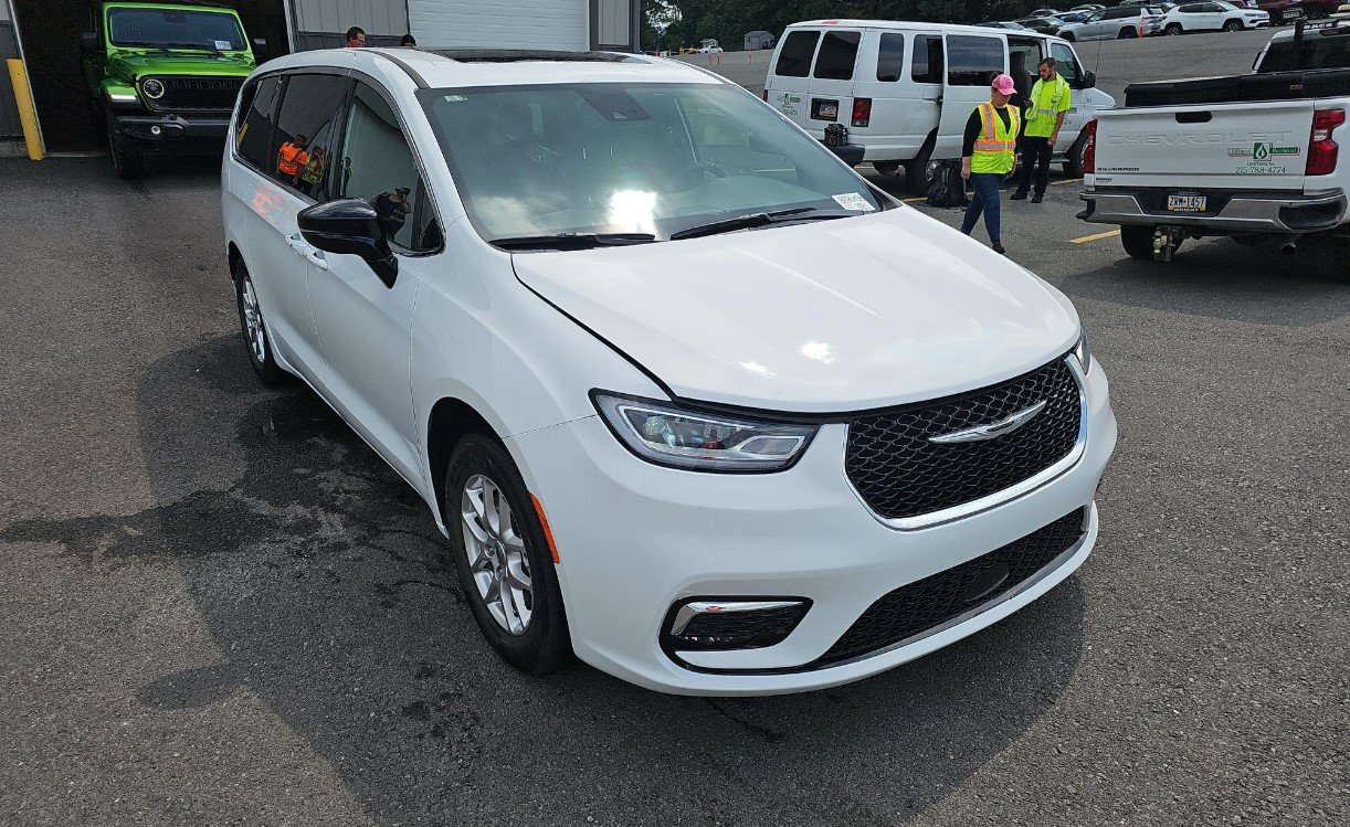 Used 2025 Chrysler Pacifica Select FWD image 2