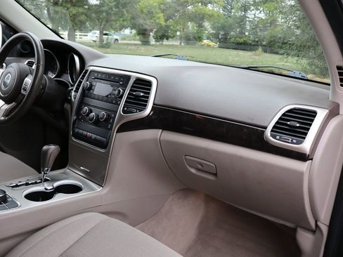 Used 2013 Jeep Grand Cherokee Laredo w/ Laredo E Group image 17