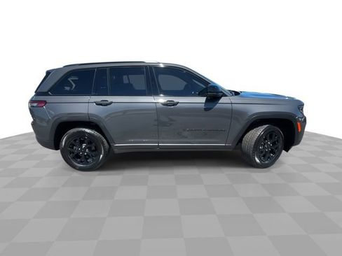 Used 2024 Jeep Grand Cherokee Altitude AWD/4WD image 9