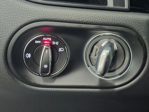 Certified 2025 Porsche Macan image 38