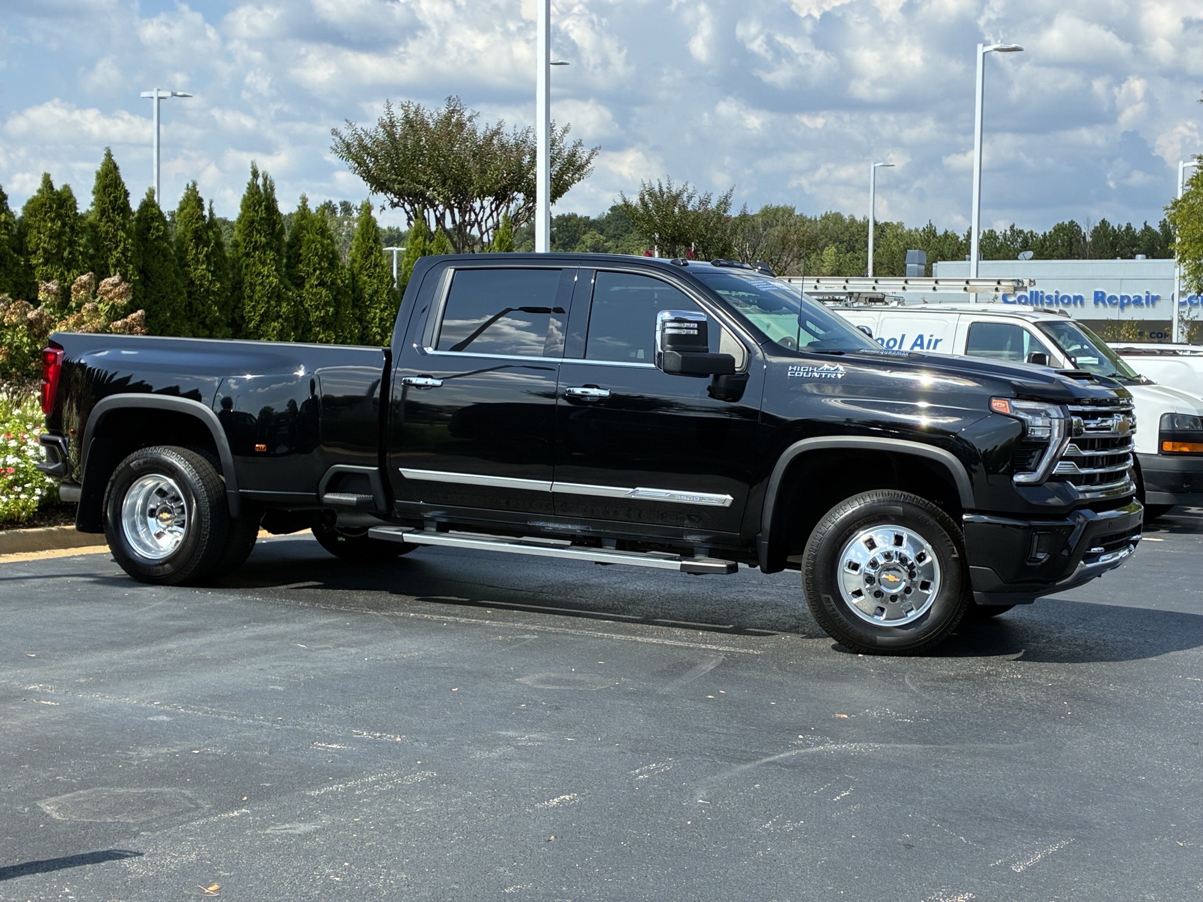 Used 2025 Chevrolet Silverado 3500 High Country w/ High Country Premium Package AWD/4WD image 3