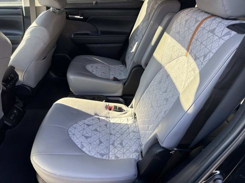 Used 2023 Toyota Highlander Bronze Edition image 16