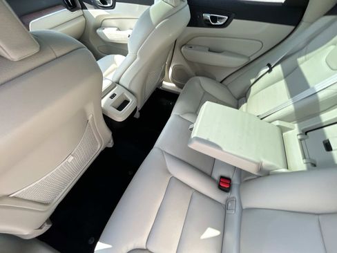 Certified 2022 Volvo XC60 B5 Momentum w/ Advanced Package image 12