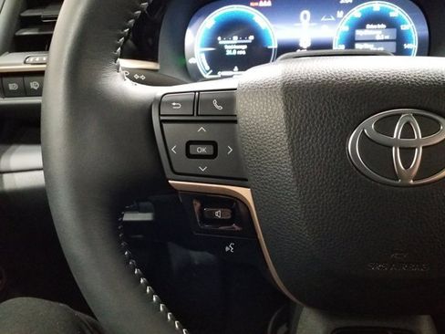 Used 2025 Toyota Crown Signia w/ Advanced Technology Package image 5