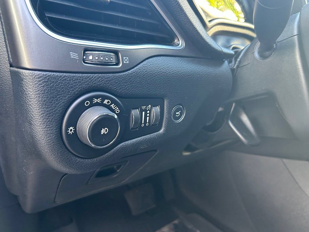 Used 2019 Jeep Cherokee Limited FWD image 18