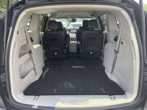 Certified 2023 Chrysler Pacifica Touring-L FWD image 42