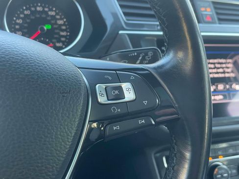 Used 2018 Volkswagen Tiguan SE w/ Panoramic Sunroof Package image 23