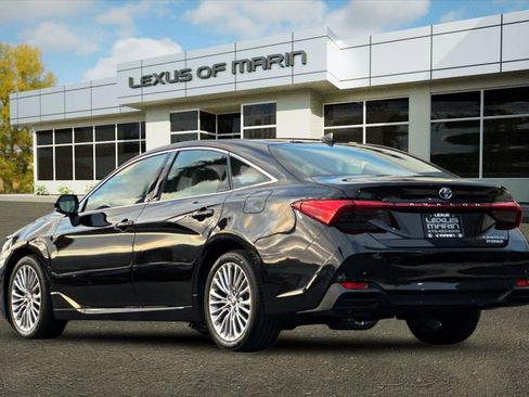 Used 2022 Toyota Avalon Limited image 3