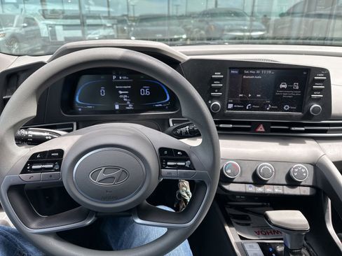 Used 2025 Hyundai Elantra SE FWD image 16