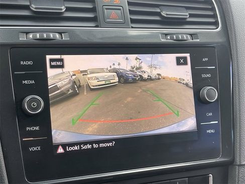 Used 2018 Volkswagen Golf SE image 34