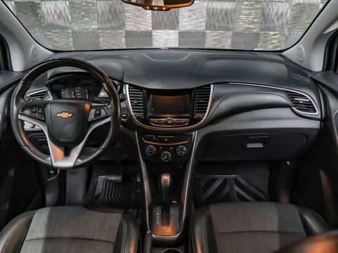 Used 2022 Chevrolet Trax LT w/ LT Convenience Package image 11