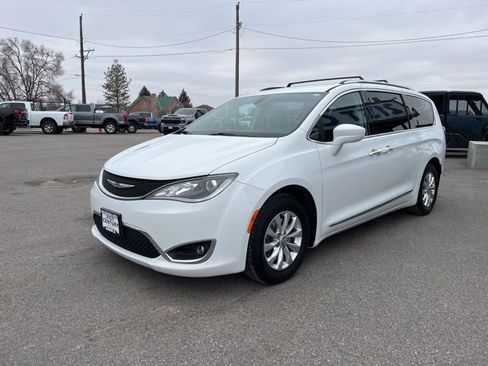 Used 2018 Chrysler Pacifica Touring-L w/ Premium Audio Group FWD image 4