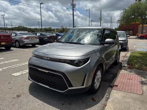 Used 2025 Kia Soul LX w/ LX Technology Package FWD image 4