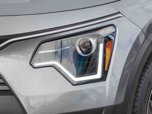 Certified 2025 Kia Niro LX image 8