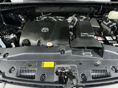 Used 2019 Toyota Highlander XLE image 40