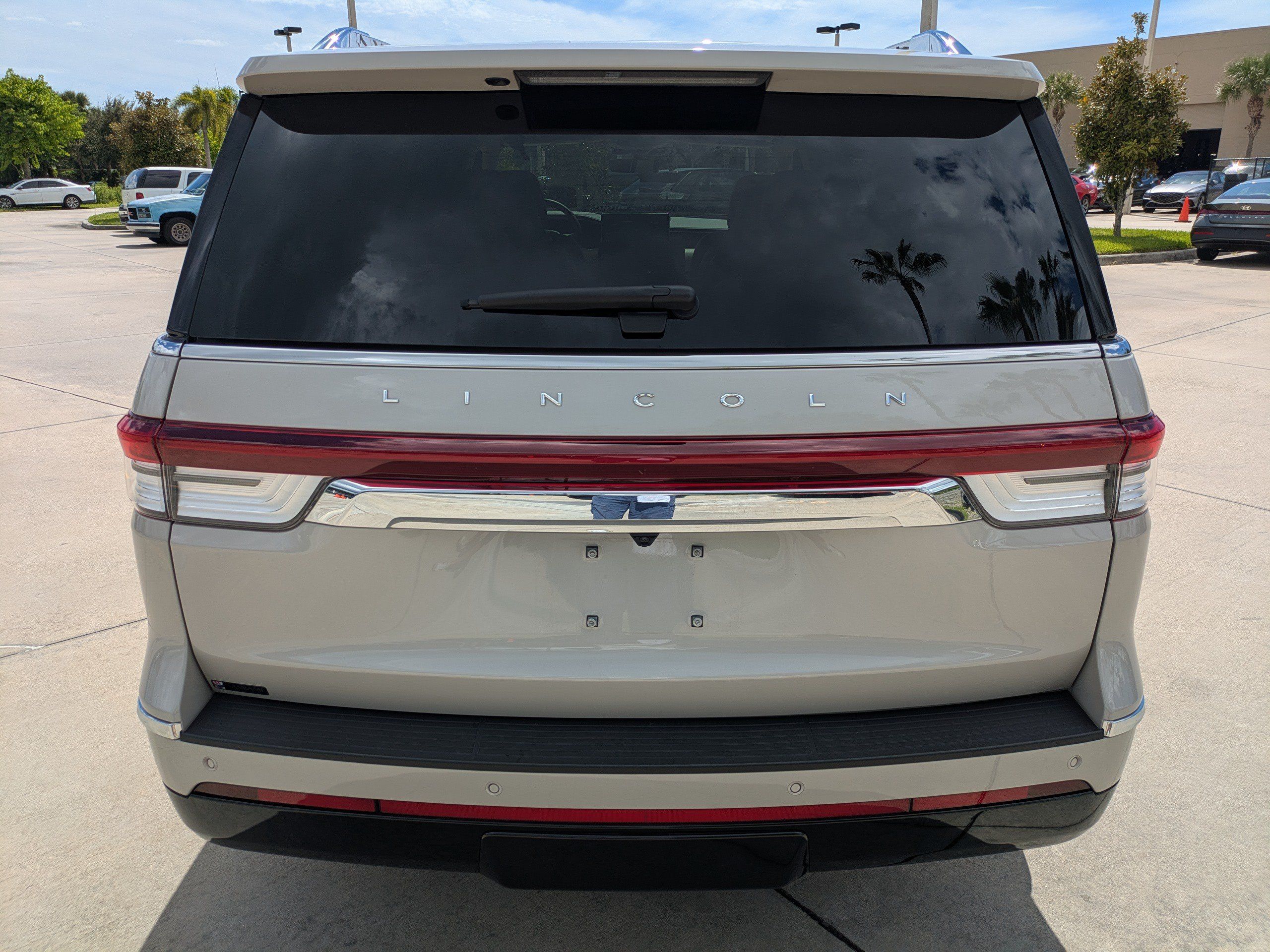 Used 2023 Lincoln Navigator Reserve RWD image 3