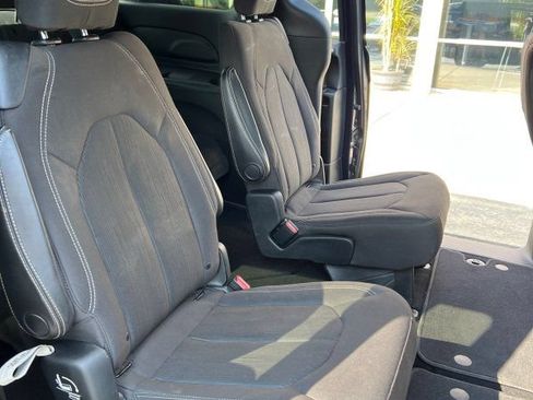 Used 2020 Chrysler Pacifica Touring w/ S Appearance Package FWD image 12