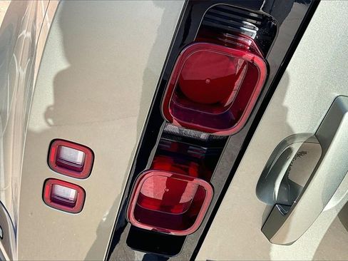 Certified 2025 Land Rover Defender 110 X-Dynamic SE image 31