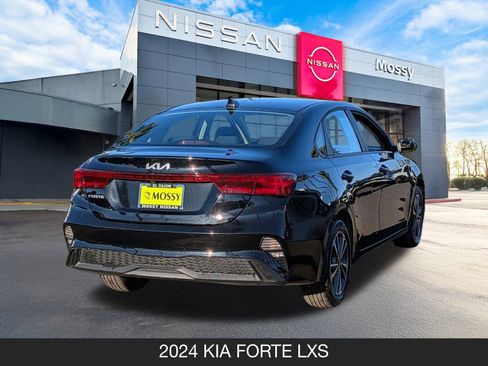 Used 2024 Kia Forte LXS image 9