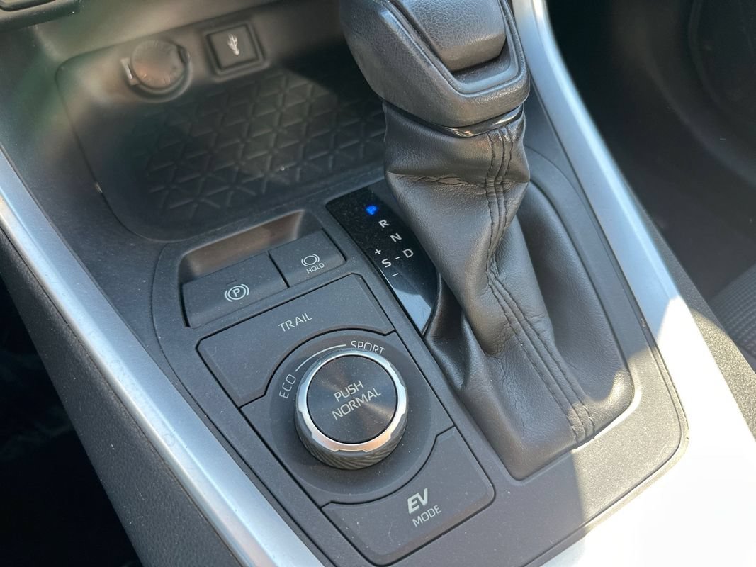 Used 2020 Toyota RAV4 LE w/ Carpet Mat Package AWD/4WD image 7