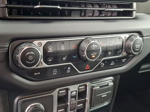 Used 2024 Jeep Gladiator Mojave image 15