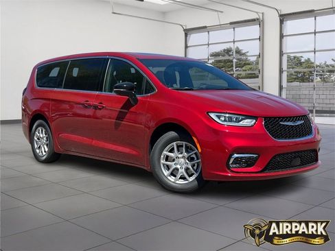 New 2026 Chrysler Pacifica Select image 2