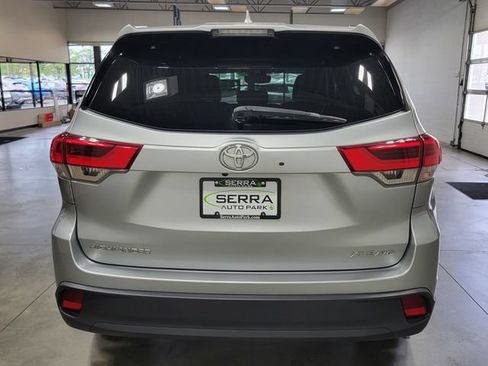 Used 2019 Toyota Highlander XLE AWD/4WD image 6