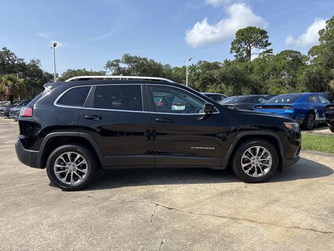 Used 2019 Jeep Cherokee Latitude Plus w/ Comfort/Convenience Group FWD image 2