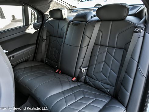 Used 2025 BMW 740i xDrive w/ Premium Package image 32