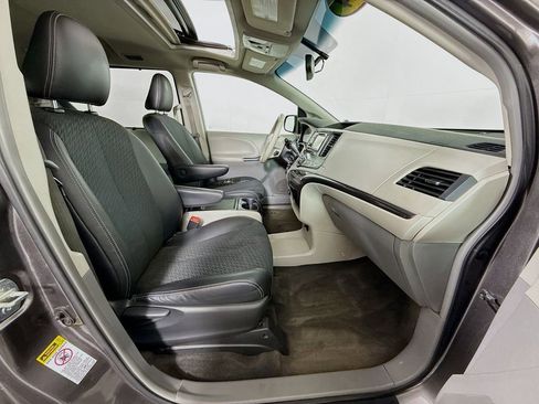 Used 2014 Toyota Sienna SE image 28