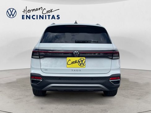Certified 2025 Volkswagen Taos SE image 4