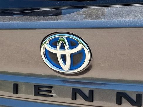 Used 2021 Toyota Sienna XLE FWD image 34