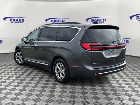 Used 2023 Chrysler Pacifica Limited image 3