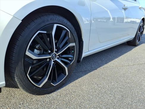 Used 2023 Nissan Altima 2.5 SR w/ SR Premium Package image 9