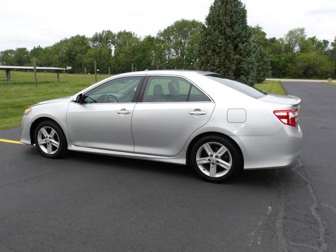 Used 2012 Toyota Camry SE FWD image 11