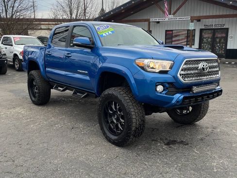Used 2017 Toyota Tacoma TRD Sport image 7