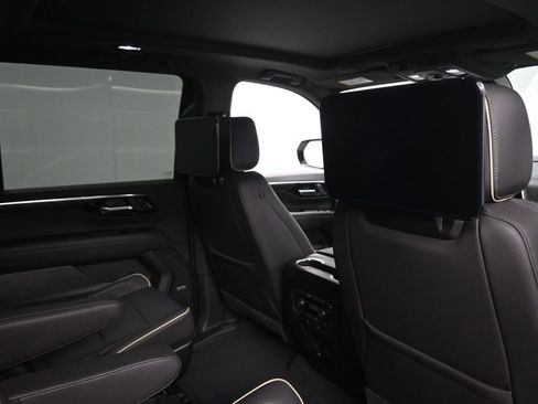 Used 2025 Chevrolet Suburban Premier image 20