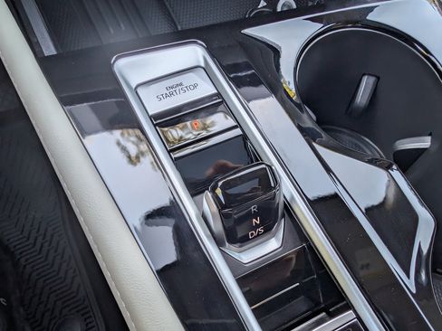 Used 2025 Volkswagen Atlas SE w/ Panoramic Sunroof Package image 32