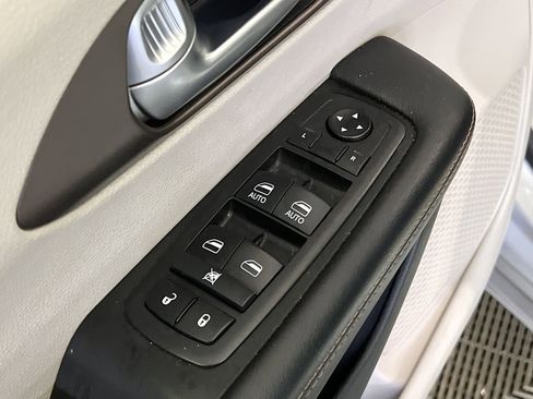 Used 2019 Chrysler Pacifica Touring Plus image 17