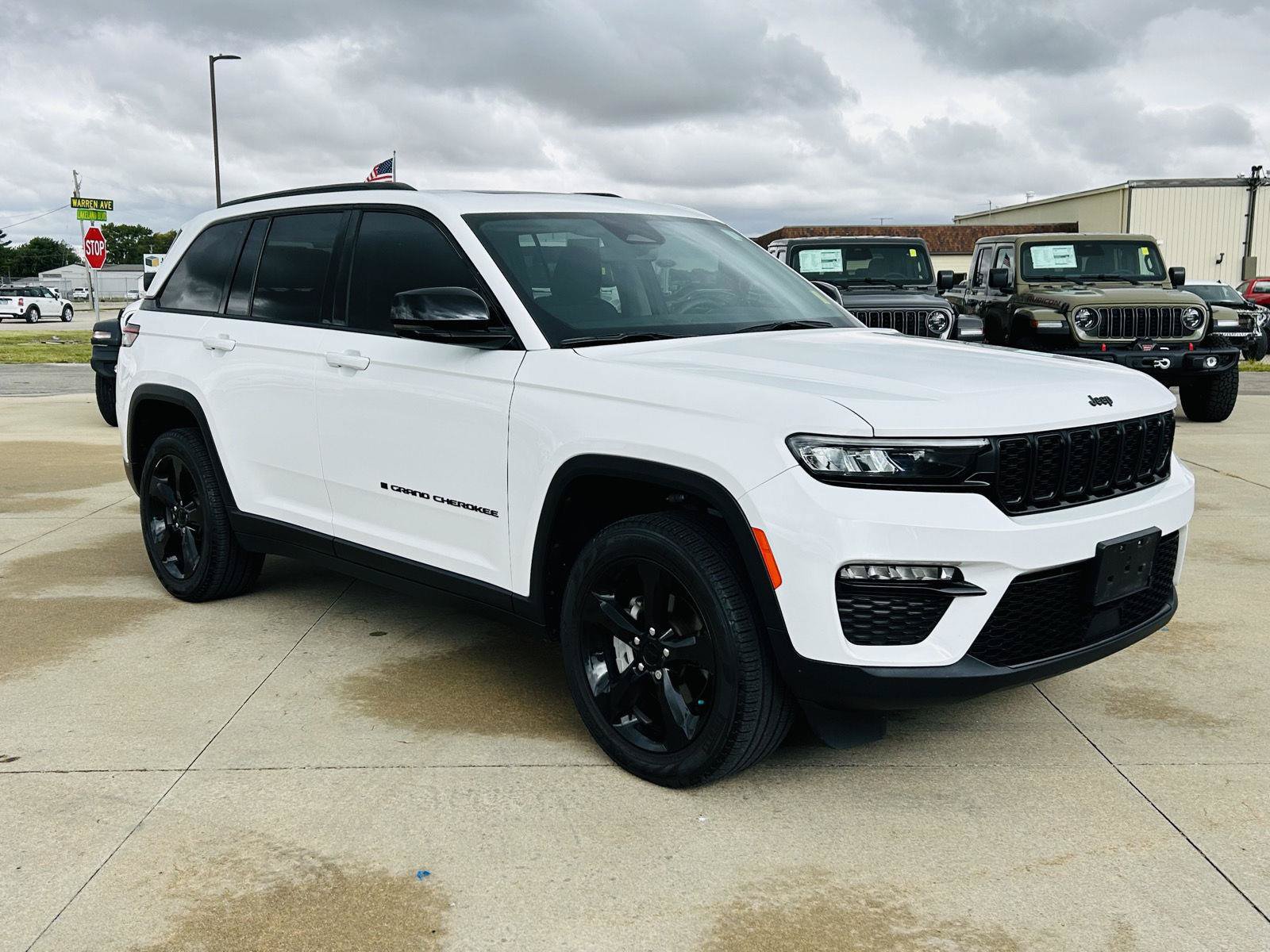 Used 2023 Jeep Grand Cherokee Limited w/ Black Appearance Package AWD/4WD image 2
