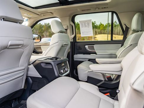 Certified 2025 Ford Expedition Platinum w/ Platinum Ultimate Package image 15